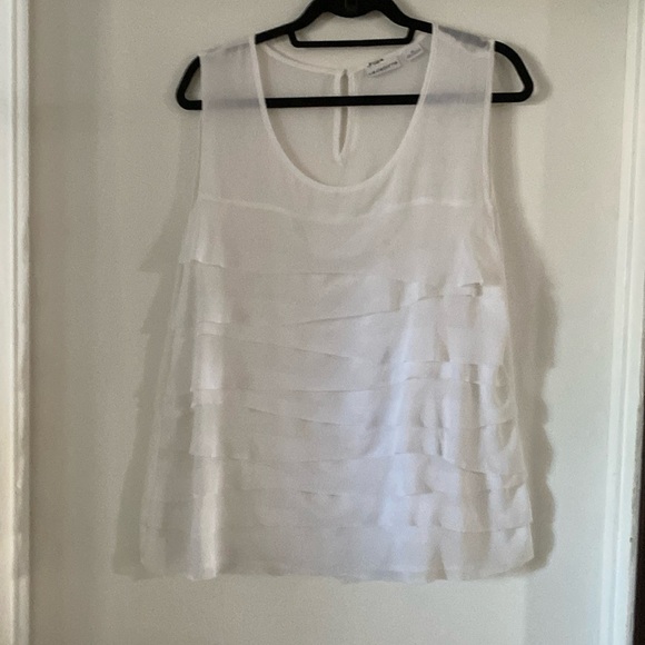 White sleeveless top. - Picture 1 of 3